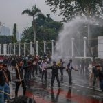 Awan Panas di Senayan Saat Massa Menantang Gedung Parlemen