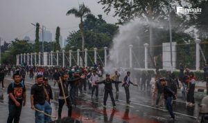 Awan Panas di Senayan Saat Massa Menantang Gedung Parlemen
