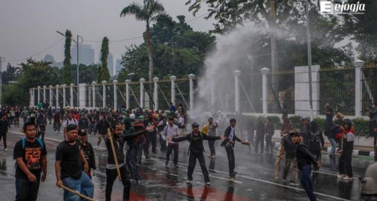 Awan Panas di Senayan Saat Massa Menantang Gedung Parlemen