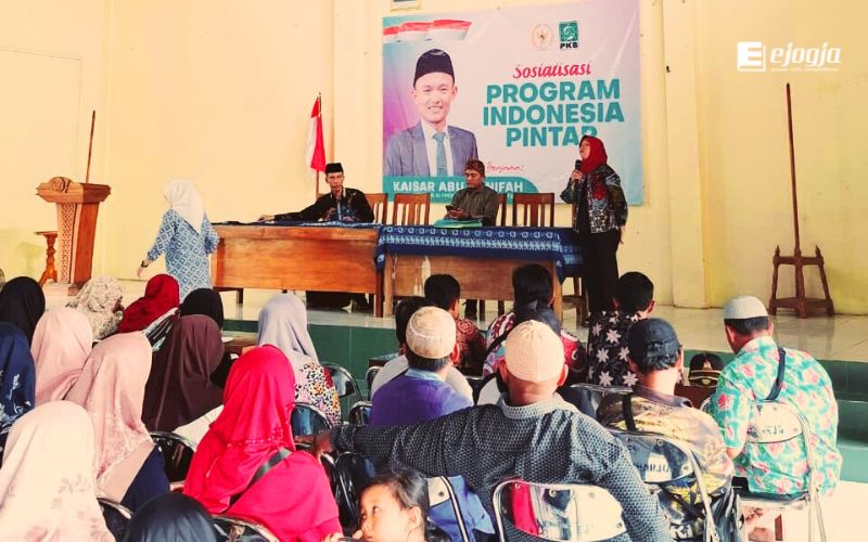 Kaisar Abu Hanifah Serahkan PIP untuk Siswa SD se-Kulon Progo