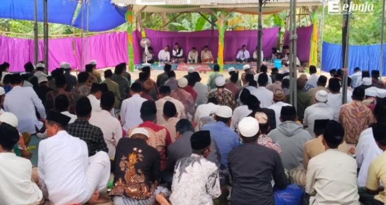 Dzikir Maulid dan Temu Alumni Akbar Al-Mardliyyah Pamekasan Berlangsung Khidmat Dzikir Maulid dan Temu Alumni Akbar Al-Mardliyyah Pamekasan Berlangsung Khidmat
