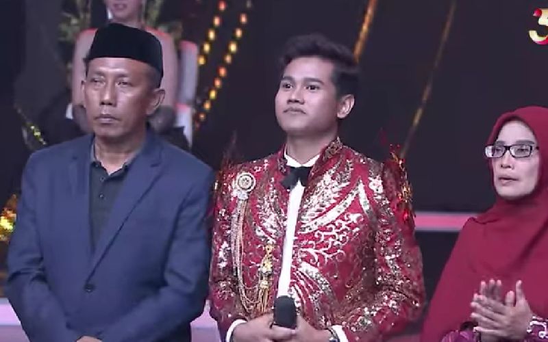Valen, di Antara Panggung Pangeran Dangdut dan Bangku Madrasah