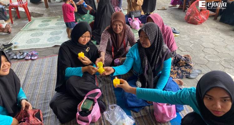 IBU CUANTIK LPDP UNS Bekali Kader Posyandu Kenanga Bikin Lilin Aromaterapi